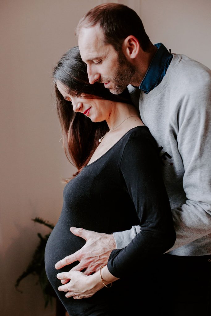 Seance photographe grossesse à Paris et Nouveau Né naissance